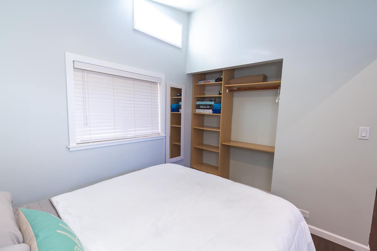 Bredroom with queen bed and closet.